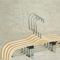Estante de exhibición de alta calidad de la suspensión de madera caliente de la venta con los clips